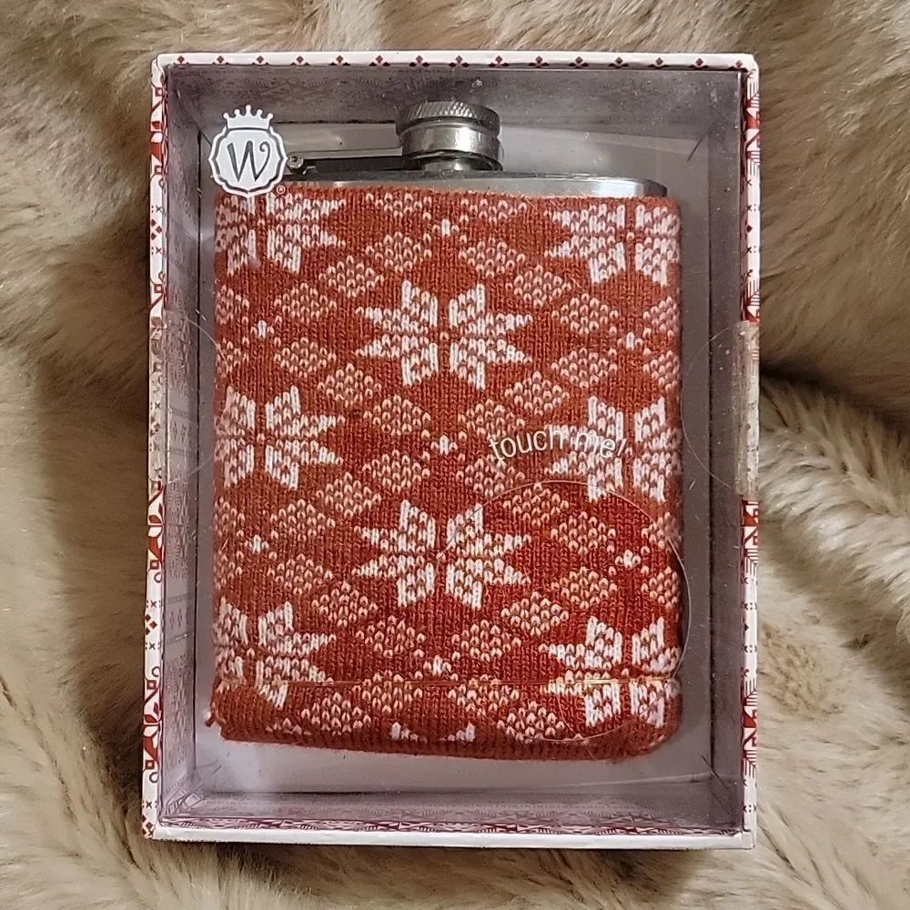 WILD EYE DESIGNS RED AND WHITE SNOWFLAKE PATTERN NORDIC SWEATER HIP FLASK - NEW